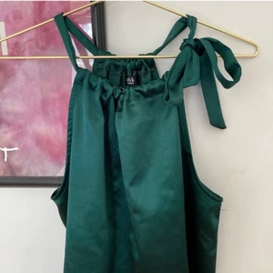 Snygg topp - Säljer då förra köparen ej svarade. Jättefin topp med ett litet slitage som ni kan se på sista bilden:) Passar XS-M och går att justera vid halsringningen❤️