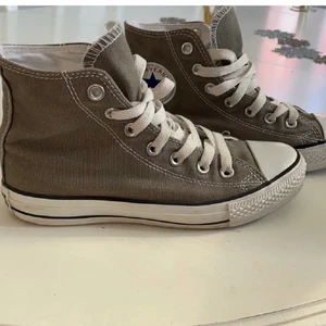 Grå höga converse - Ett par näst intill nya converse som inte passade men verkligen super fina