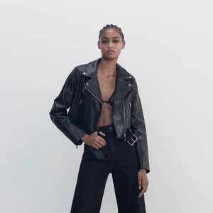 Zara Jacka med skinneffekt  - Säljer min skinnjacka från Zara i storlek S, då den har blivit för liten för mig. Jackan är i väldigt fint skick, inga skråmor. Köpt för 559kr och säljs för 150kr+frakt (köparen står för frakten)😊😊