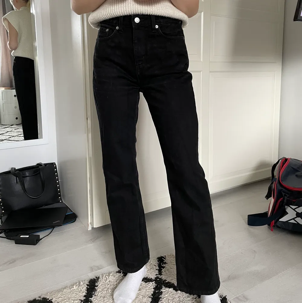 Jättesnygga svarta jeans från Weekday, modell Voyage.😍🤩 köparen står för frakten!💕 . Jeans & Byxor.