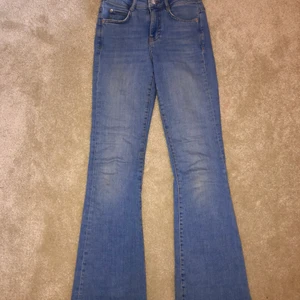 🦋Bootcut jeans🦋 - Perfect bootcutjeans! Längd: 102cm, midja: 65cm
