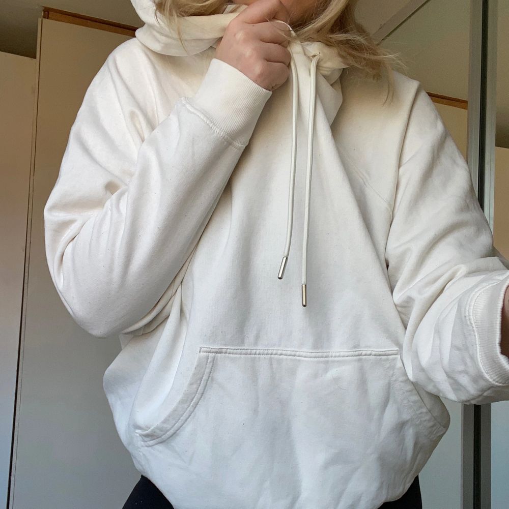 Skön vit hoodie, perfekt till exakt allt. Lika bra att gå på stan med som att kasta över sin bikini. Den har inga fläckar, och är i bra skick. Huvtröjor & Träningströjor.