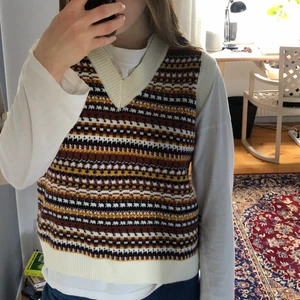 Väst  - En stickad väst som är jätteskön. Har knappt använt den. Betalar inte för frakt 