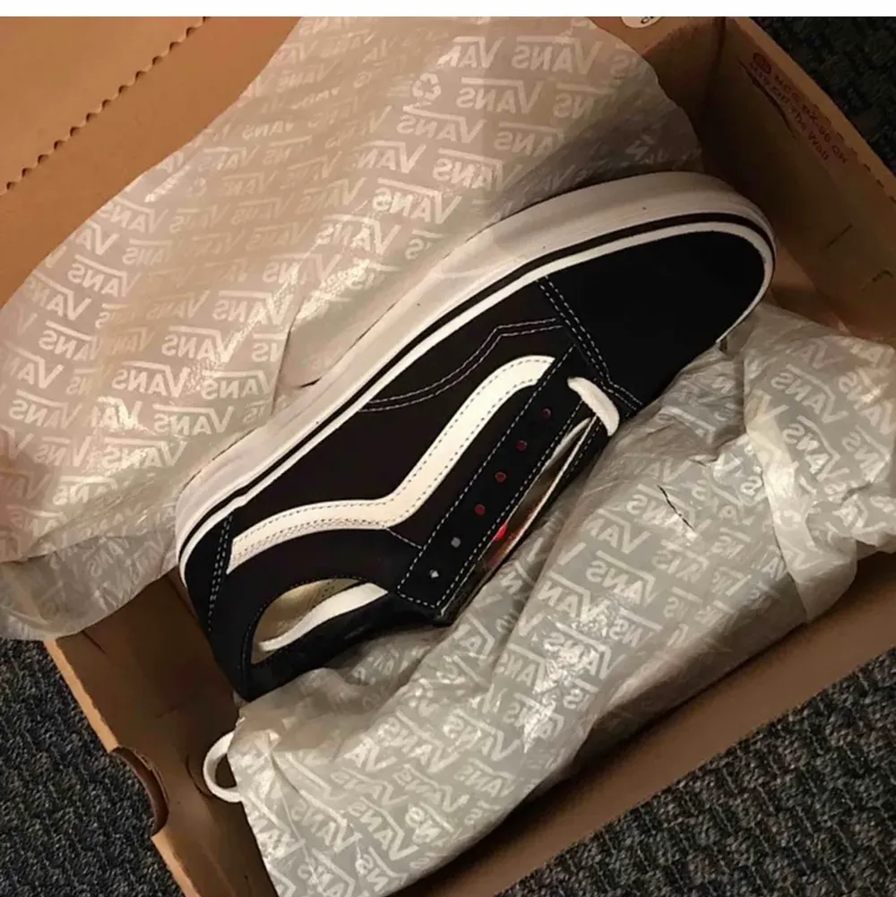 Säljer ett par helt nya och oanvända Vans-skor i storlek 38. Köpta för 749 kr. Orginallådan medföljer självklart :) Köparen står för frakten! . Skor.