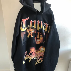 Tupac - HÖGSTA BUD: 300!!  Köp direkt för 400kr!❤️Supercool tupac hoodie köpt på pull and bear förra året! Använd ca 2 gånger då svart inte riktigt är min färg! Superfint skick! Budgivning börjar på 50kr❤️