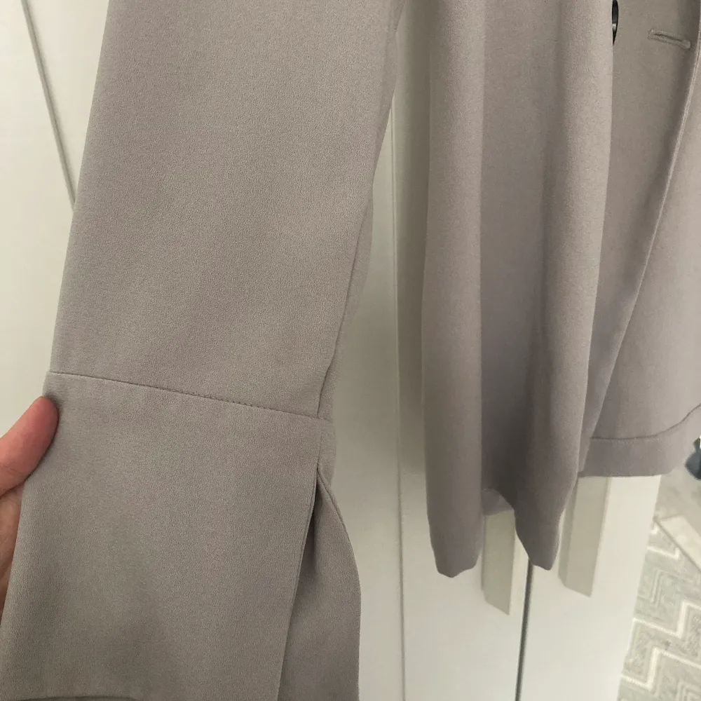 En kavaj eller blazer beroenden på vad man vill kalla de som jag köpte här på plick men trodde att den var beige men var grå... väldigt skön och oversized på mig som är S/m med även en snygg slits vid ärmen som blir väldigt fint! . Kostymer.