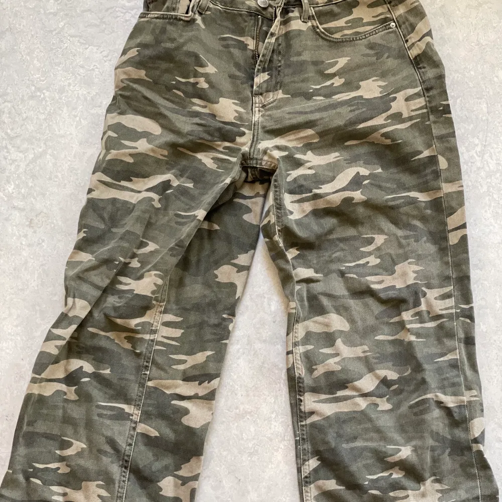 Snygga jeans i militärcamoflage. Jeans & Byxor.