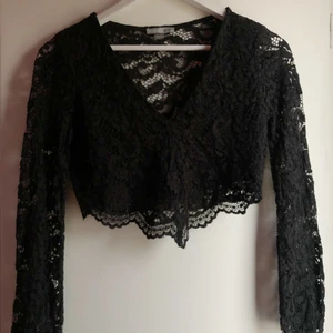 Spetstopp från Zara - JätteSnygg festopp med spets i ryggen. Köptes för ett tag sen men endast använd 1 gång💖