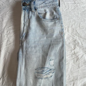 H&M divided, Strl 36 - Använda ett fåtal gånger därav i gott skick. Mycket detaljer och en fin passform. Köpare står för frakt 