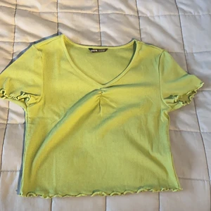 Toppar  - Säljer dessa tre toppar från SHEIN. Kan köpas styckvis eller alla tre för 50kr💕