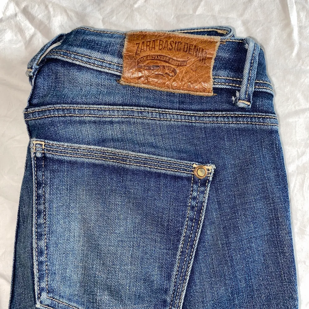 Jättefina lågmidjade jeans från Zara. Otroligt sköna och i bra skick. Strl 34 men passar mig som vanligtvis har 36. Jeans & Byxor.