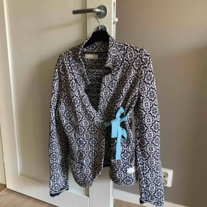  - Oddmolly i nyskick i superfin navyfärg med ljusblå detalj. Nypris  M1800kr  