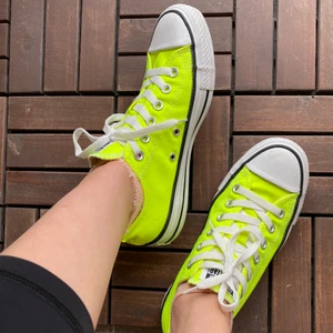 Converse i superbra skick  - Säljer mina fina och trendiga Converse. Dom är  inte så mycket använda,  i superbra skick.  Om flera är intresserad så blir det budgivning 😁