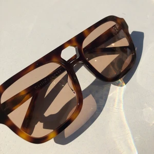 Corlin solglasögon bruna  - Solglasögon från Corlin Eyewear i slutsålda och influencer-populära modellen Gela Cinnamon. Helt nya, nypris 799 kr.