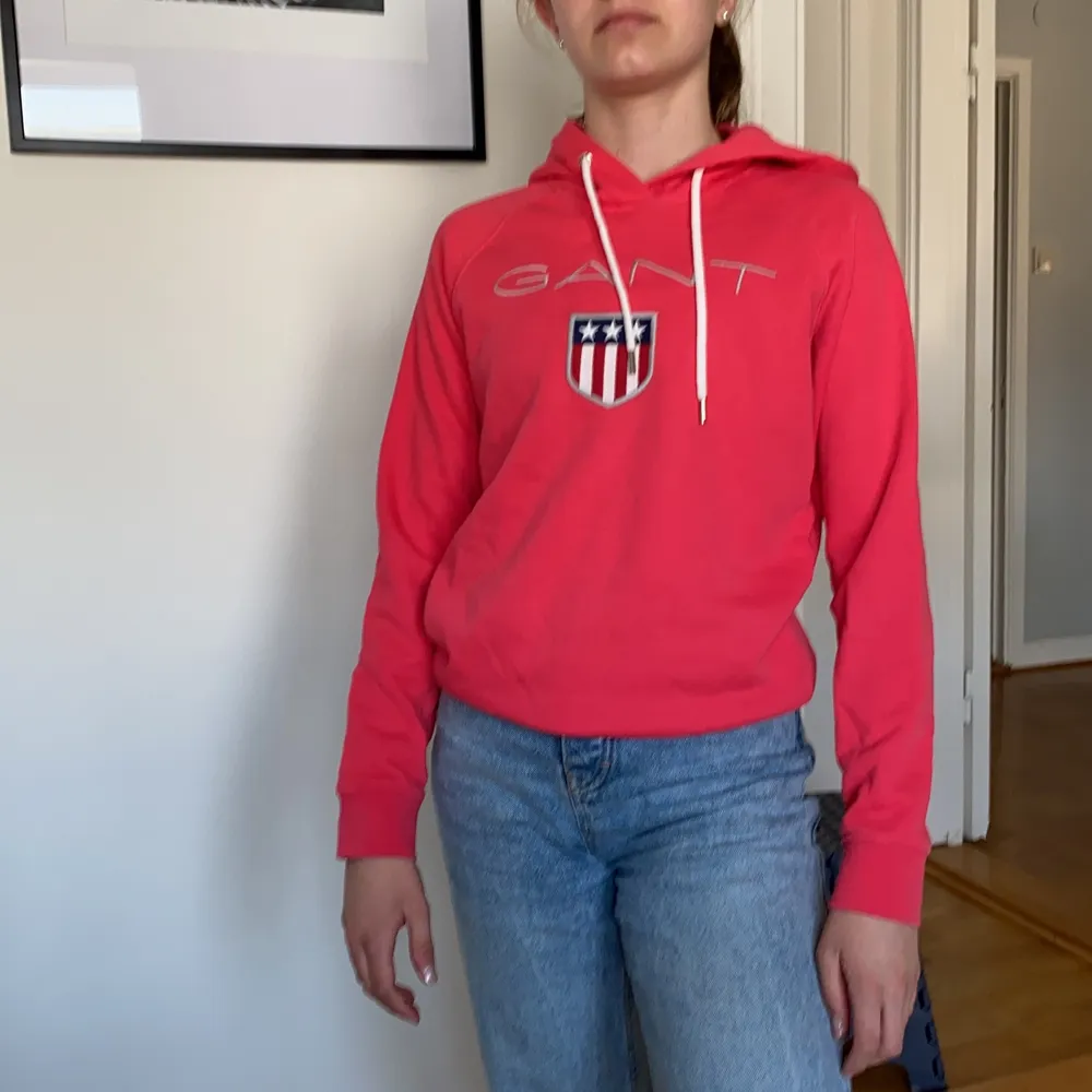 GANT rödhoddie!  💞 XS och bra skick! Nästan inte använd!. Hoodies.