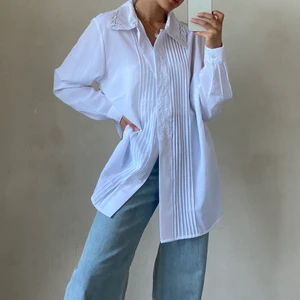 Vintage skjorta  - En superfin oversized vintage skjorta! Så fin nu till sommaren att ha över en bikinin eller till jeans🤍 