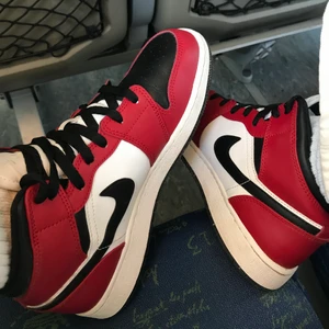 Jordan Chicago black toe - Säljer dessa jordans som är använda 3 gånger, så extremt fint skick i princip nyskick. Storleken är 38,5 så passar även en 38 utmärkt!😊 säljer direkt för tillräckligt bra bud, ni kan kika mina omdömen! Skriv privat för att ställa frågor eller om ni vill ha fler bilder. Ni kan buda här i kommentarerna eller privat till mig! Köpare står för frakt, kan mötas upp i Karlstad.💕