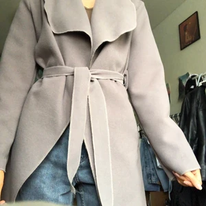 flit kappa - jättefin brun/beige/grå kappa i filt från boohoo!! tunn och perfekt till våren och sommaren🥺🥺💞✨ 