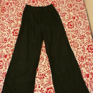 Byxor - Ett par väldigt fina byxor ifrån shein,är för långa för mig som är 1,53. Inget jeans material. Helt nya testat bara 1 gång. Kan mötas vid fridstadstorget i Eskilstuna