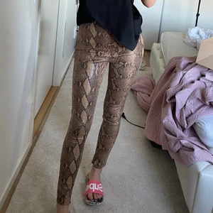 Zara byxor - Zara byxor i storlek M. Byxor är oanvänd och prislapp sitter kvar. Jättefint och helt slutsåld på Zaras hemsida! Nypris-359kr 💞😊