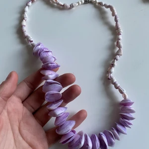 Halsband - Jättefint  halsband med lila snäckor perfekt nu till sommaren! 💜