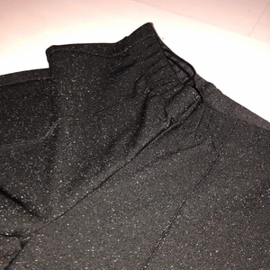 Festliga byxor strl XS - Glittriga byxor från pieces. Jättesnygga och sköna, tyvärr för korta för mig! Materialet är stretchigt. Aldrig använda