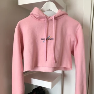 Croppad hoodie - Croppad hoodie från GOOSE & GANDER i en babyrosa färg.