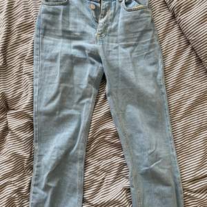Säljer dessa super snygga blåa jeans ifrån hanna schönbergs kollektion med NAKD, säljer då dom inte kommer till användning💙