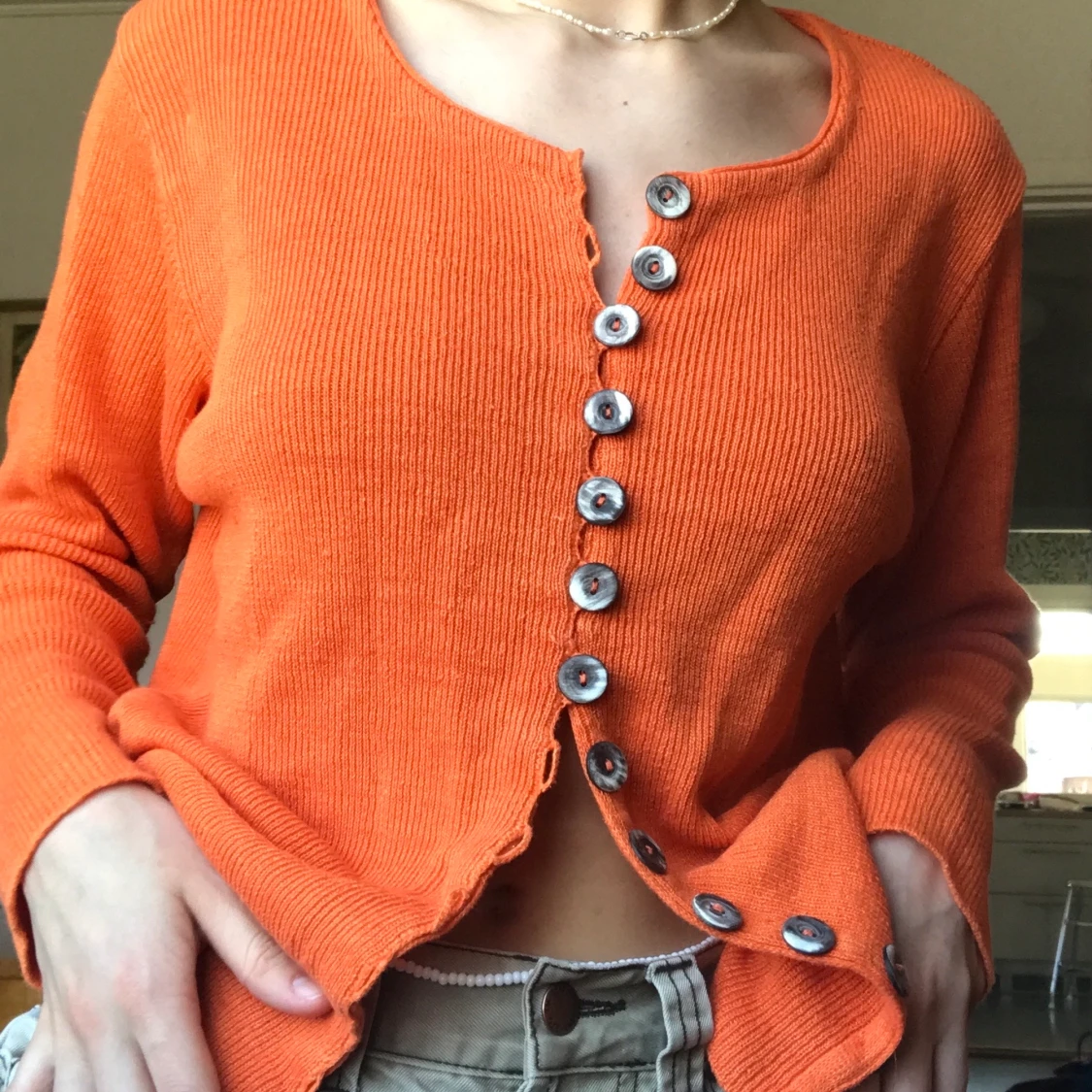 Orange cardigan med fin knäppning - 91