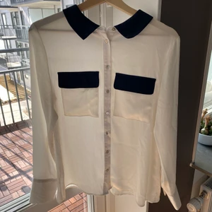 Zara blus skjorta  - Skjorta i lite halvglansigt tyg i vitt med mörkblå detaljer. Fint skick inga anmärkningar. Passar även S.