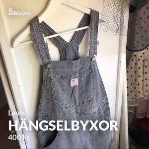 Vintage hängselbyxor Levis - Feta vintage hängselbyxor från Levis i grå manchester. Bra skick och motsvarar S. Innerbenslängd 70 cm. OBS exkl. frakt. 
