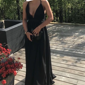 Svart balklänning  - Superfin balklänning som jag använt en gång. Jag är 1,60 lång och klänningen släpade i marken med höga klackar så passar även längre. Köptes för över 1000kr och syddes om för att den skulle passa snyggt