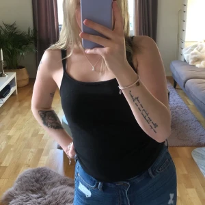 Linne - Med dubbel tyg på insidan vid brösten så att man slipper bh! ⭐️