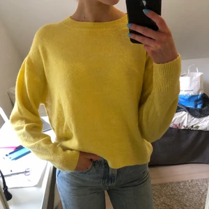Gul tröja från HM - En jättefin tröja från H&M i storlek XS som är lite kortare där fram. Fint skick, ej använd så mycket. Säljer pga att den inte används. Köparen står för frakten :) 