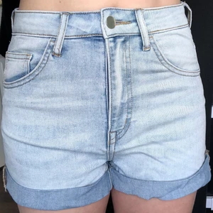 Blåa shorts  - Högmidjade jeans shorts, fickor fram och bak