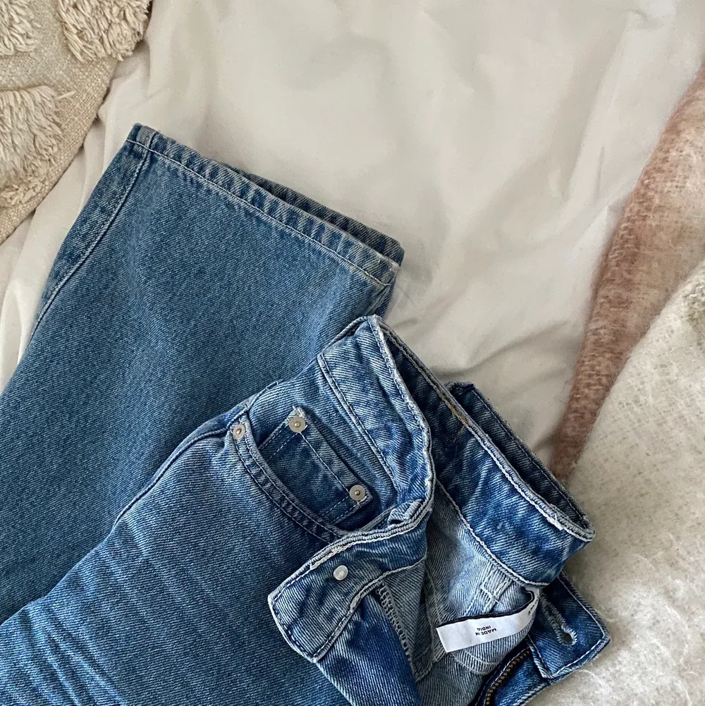 säljer dessa skitanygga jeans från weekday som är i modellen rowe och i en storlek ”36”, dessa sitter jättebra runt låten och där bak och är med egengjorda hål så att de ser lite ”costum” ut! nypris var 500kr🙌. Jeans & Byxor.