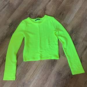 Neongrön tröja i superskönt material! Tight men samtidigt stretchig så passar både Medium och Small💚