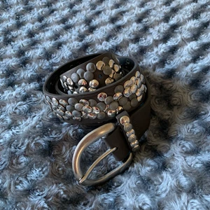 Skärp - Grått skärp med nitar och spänne i silver. Lite använt och bra kavlité. Flera hål och lätt att göra fler, frakt tillkommer✨💕