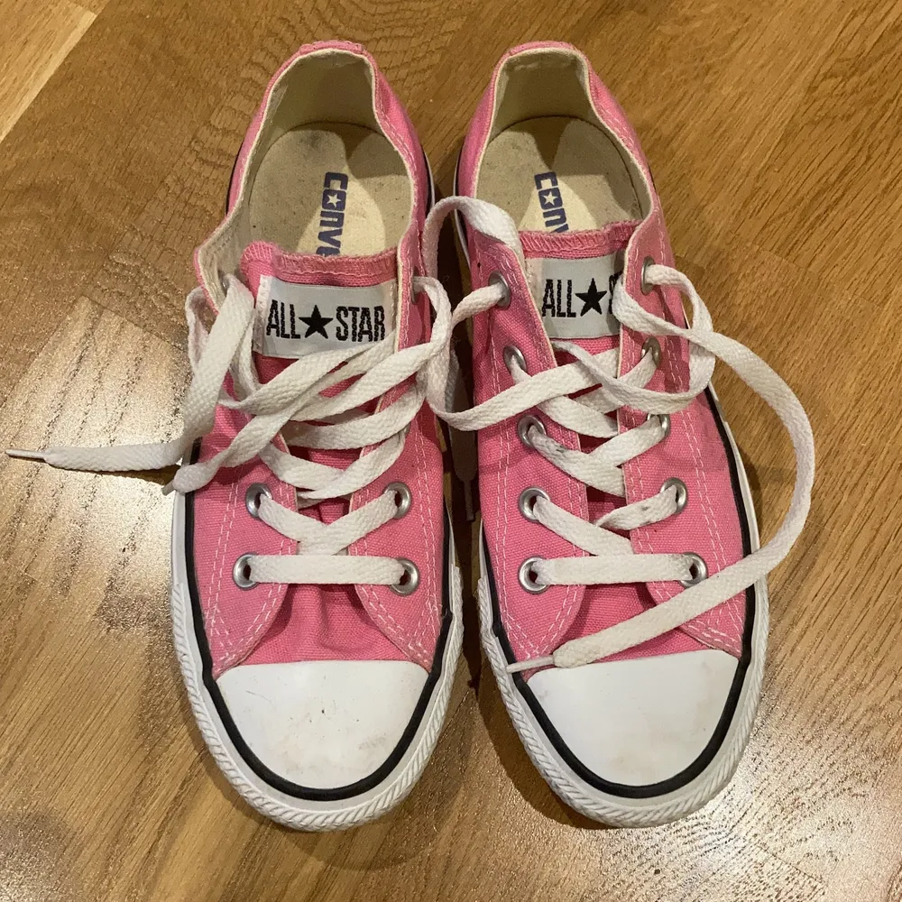 Säljer dessa rosa converse i storlek 36,5🌟 har inte alls använt de så många gånger. Skorna är helt slutsålda på zalando, så tänkte starta en budgivning💓 lägg ett bud i kommentarerna✅ SKORNA FINNS KVAR❗️❗️. Skor.