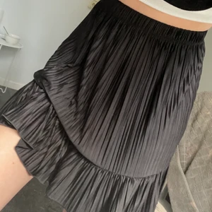 Svart kjol - Svart volang kjol från Zara i storlek S (jag är en Xs/S)