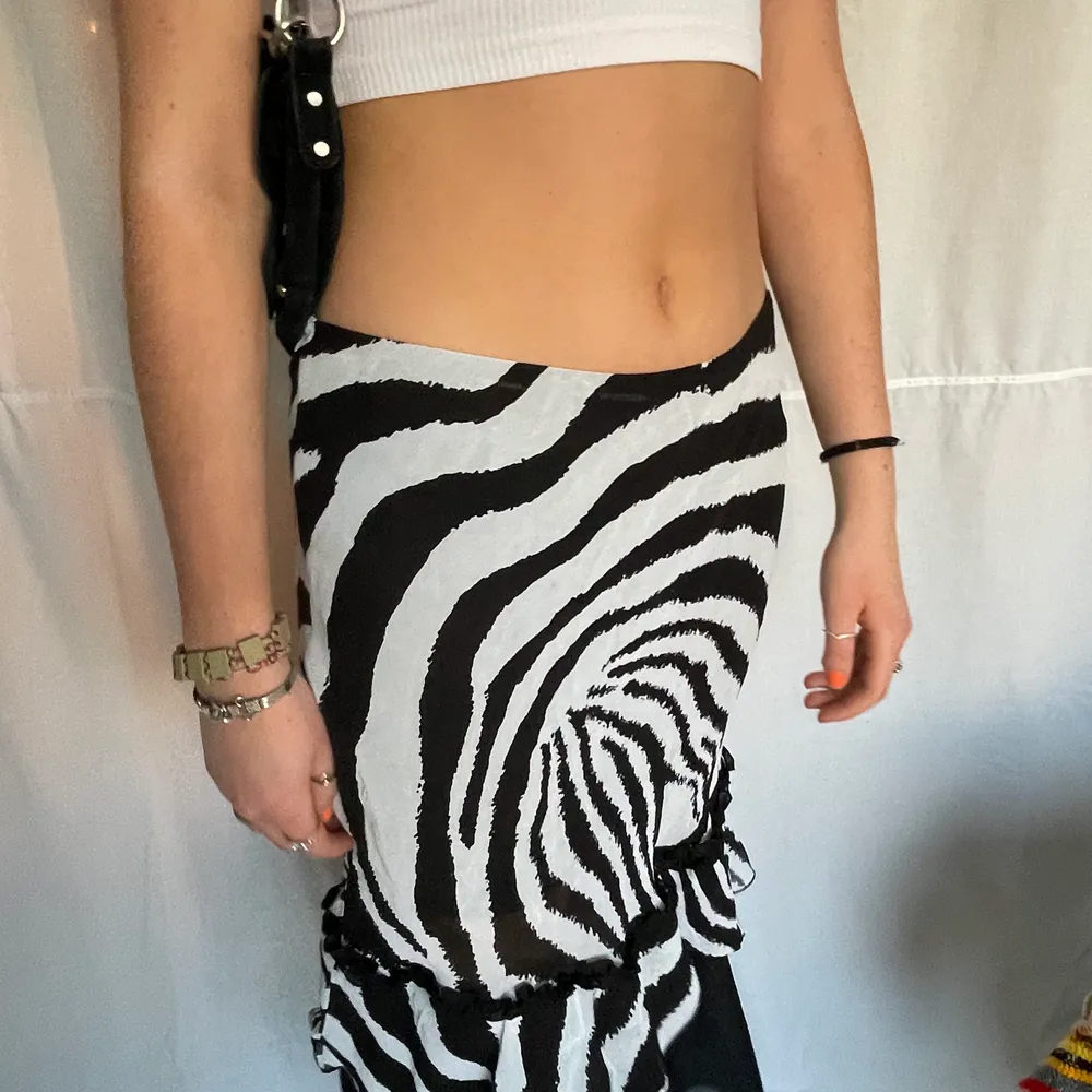 So fin zebra kjol jag älskar!! Så bra nu till sommaren för en cool outfit. Köpt i Italien, stretchig! . Kjolar.