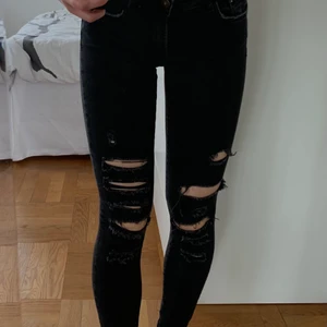 Svarta Zara jeans - Svarta slitna Zara jeans som är tajta. De är i storlek 36 (jag är 168) och är väldigt strechiga i materialet. Säljer för 120kr.🌷