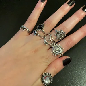 8 ringar - Jag säljer dehär 8 ringarna tillsammans för 100kr. Ringarna är inte av äkta silver och de har inte äkta kristaller på. Frakten kostar 12kr. Kom privat om du har fler frågor<3