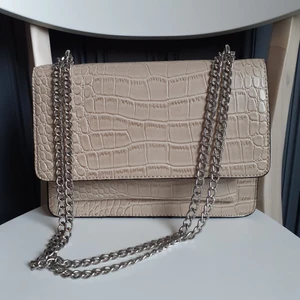 Beige väska - Beige crocmönstrad väska i fint skick❤Från Nly men finns ej längre kvar på hemsidan. Frakt: 66:- Spårbart