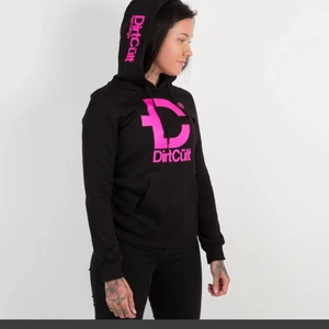DirtCült - Lånad bild. Säljer min dirt cult hoodie, lika dan som på bilden. Storlek S. Anvämd och tvättad 1 gänf så den är som ny.