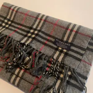 Släpper en Burberry scarf/halsduk, vintage och inte använd. Fick i present så inget kvitto. Helst swish men plick pay funkar 