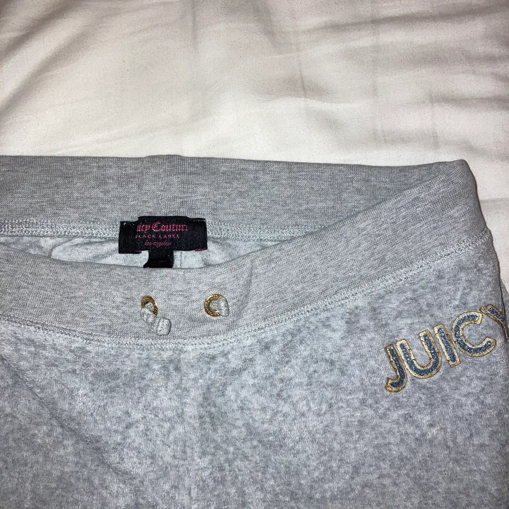 Jättesköna ljusgrå mysbyxor från Juicy Couture! De är lite rakare i modellen. Är i hyfsat bra skick! Köpare står för frakt💕. Jeans & Byxor.