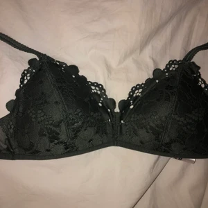 Grön spets BH - Utan bygel och bekväm. Väldigt söt men för liten för mig:( passar b kupa