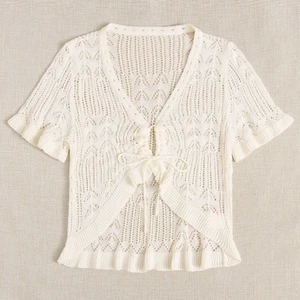 Gullig vit kofta - Supersöt kofta i nyskick, endast använd en gång. Storlek S💕