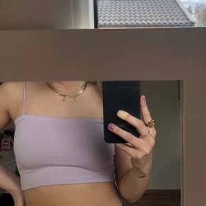 Lila linne - Lila linne från pull&bear i storlek S, den är perfekt för sommaren.☀️ köparen står för frakten som kan variera i pris beroende på hur stort kuvert som behövs!